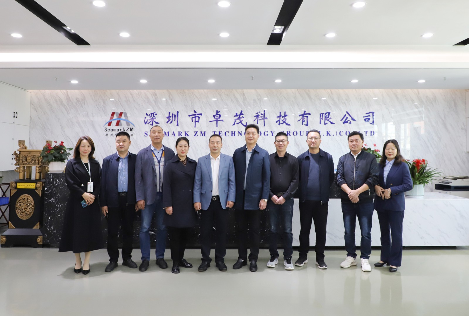 聞總與湖北省保康縣政府副縣長龔夫一行合影.jpg